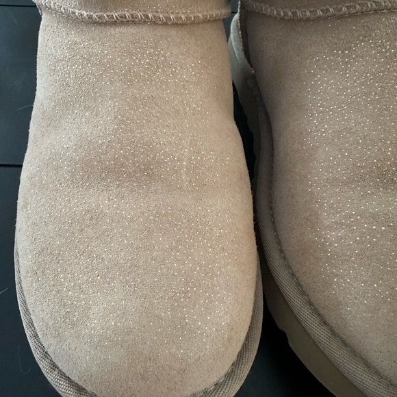 Women’s size 6 UGG boots very lightly worn. Sand color suede/gold fleck accent - Picture 11 of 13
